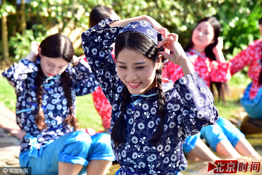 姑娘们正在梳妆打扮。