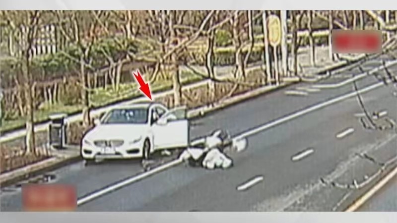 又见“开门杀”!北京一白色轿车停非机动车道 开门撞上电动车 又见“开门杀”!北京一白色轿车停非机动车道 开门撞上电动车