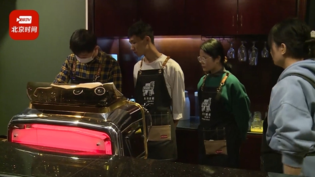 12年聘用超90名残疾人 黑暗餐厅开新店