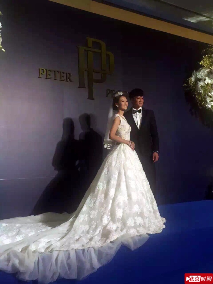 何润东林静仪台北婚礼现场:一对新人甜蜜拥吻 何润东林静仪台北婚礼现场:一对新人甜蜜拥吻