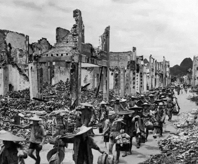 抗日战争,广西兵真实老照片,虽然穿着破烂但作