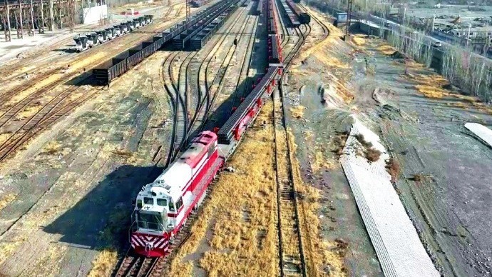 牵引长钢轨列车发车,备战“一带一路”重点项目匈塞铁路建设 牵引长钢轨列车发车,备战“一带一路”重点项目匈塞铁路建设