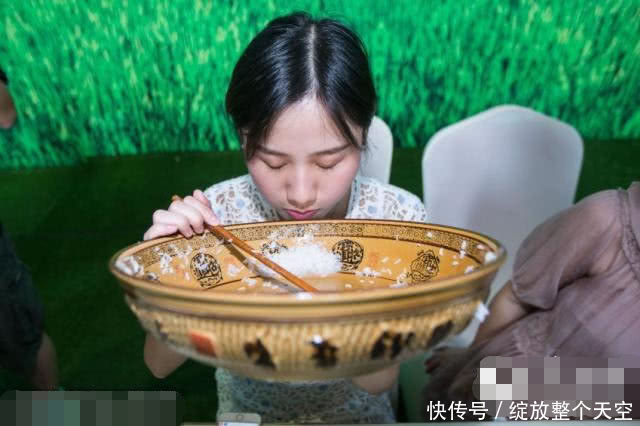 大胃王直播完忘记关摄像头,原来干吃不胖的秘