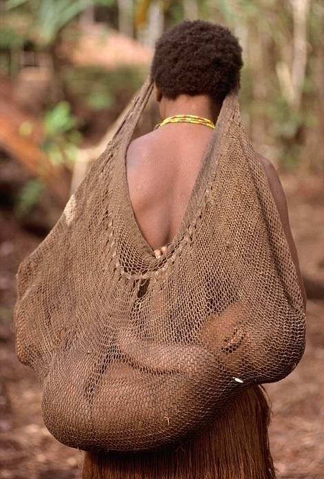 一些宗族畏惧西方人，他们称外来人为“鬼怪”。科罗威部落第一次与西方人打交道是在1974年3月，当时一队科学家偶然遇见了科罗威人。而在1970年以前，他们甚至不知道世界上还有其他人群存在。