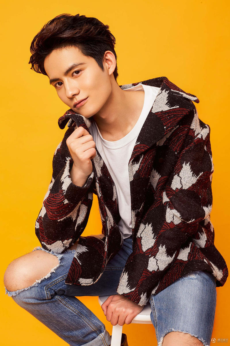 高清:胡文喆曝复古写真 展洒脱随性风