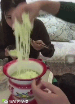 从鼻子里出来的那一根面条很魔性