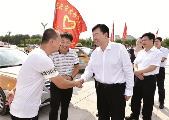 7月31日,张院忠慰问我市部分出租车志愿者代表. 记者 吴杰 摄