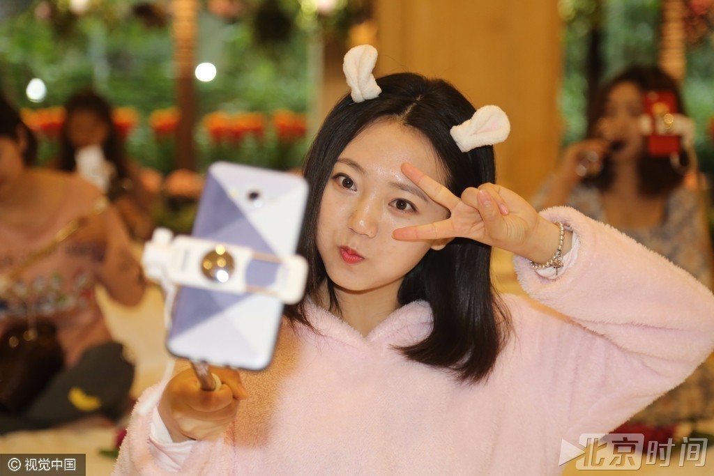 活动现场美女用手机直播读书,看报,敷面膜,喝红酒等,和粉丝互动,倡导