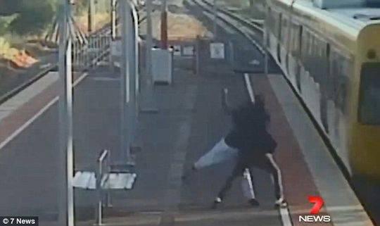 19岁男孩强行把女友扔下火车 监控拍下震惊一幕