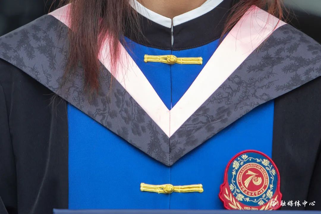 打造毕业仪式感!校庆版专属学位服上线_北京时间