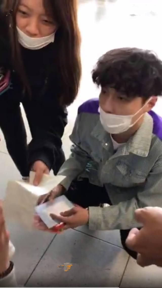 同样是明星的助理,张艺兴助理聪明机智,那英助