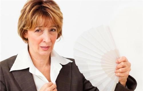 专家:女人到了更年期,晚上睡觉潮热盗汗咋办?10个人有9个做错!