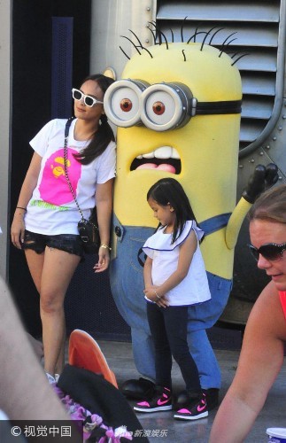 组图:泰国演员Nana与小黄人合影 老公推婴儿车变 组图:泰国演员Nana与小黄人合影 老公推婴儿车变