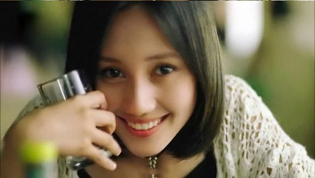 眼窝凹陷有多显老?刘诗诗眼皮堆好几层,看着无