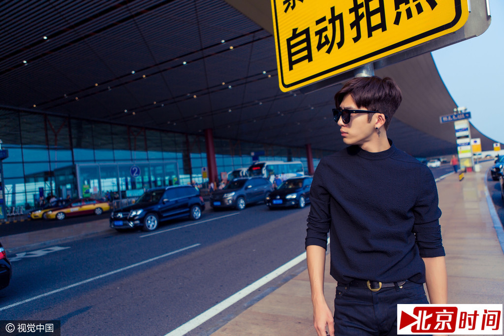 针织、牛仔材质与褶皱元素细致考究的搭配非常具有层次感，讲究几何廓形的绿色Loewe手提包百搭又实用。