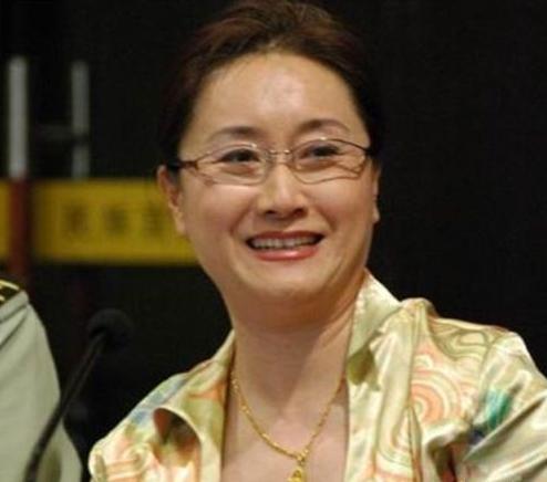 洪金宝两任妻子:前妻生四儿女皆成才未再婚,现