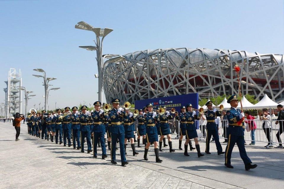 空军军乐团亮相和平号角-2018上海合作组织