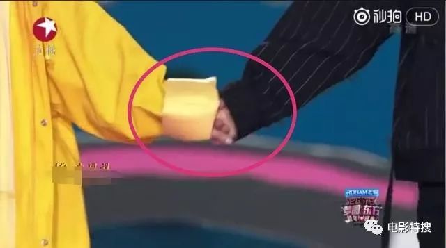 李小璐与贾乃亮合唱跨年晚会,全程绿脸无互动