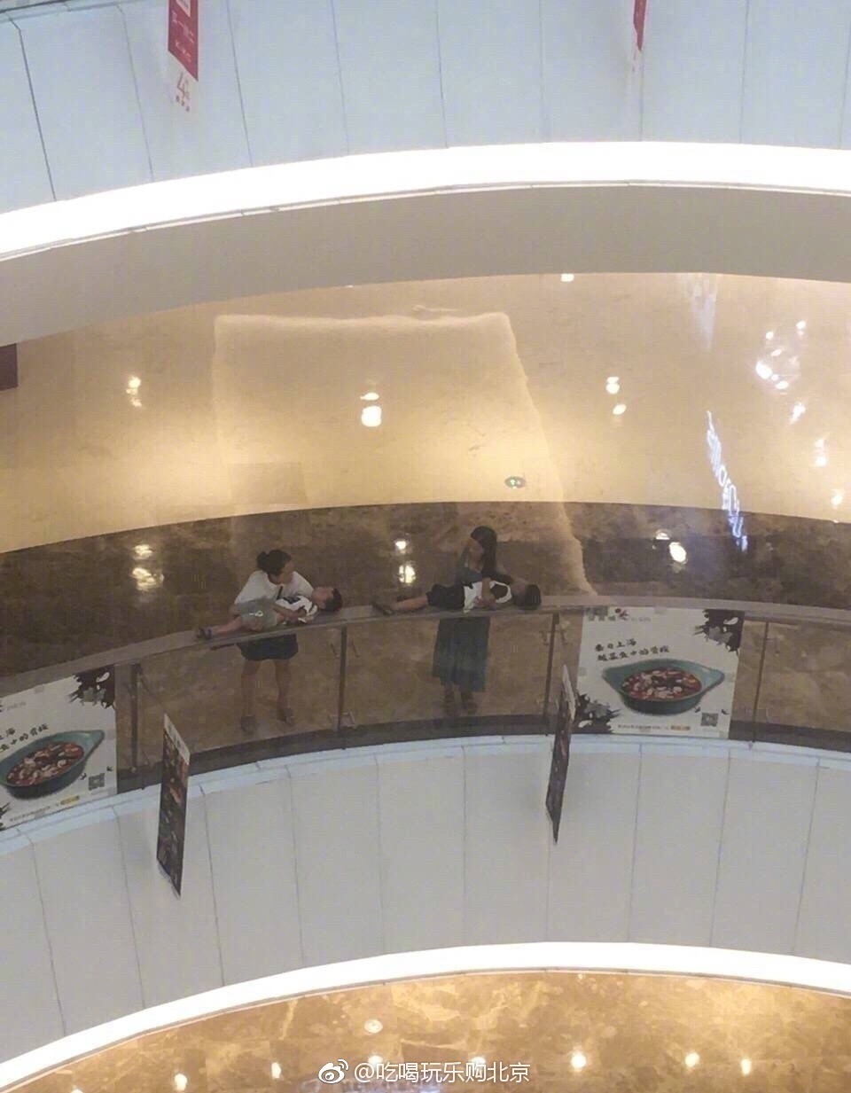 心真大!两母亲竟将孩子放护栏上睡觉 心真大!两母亲竟将孩子放护栏上睡觉