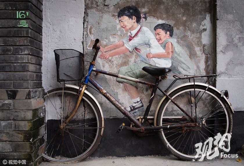 近些年，汽车几乎取代了昔日辉煌一时的自行车。在北京的街巷、胡同里，到处可看到有不少破旧的自行车被迤逦歪斜地扔在墙根下或角落里。在摄影师眼里，每一台破败的自行车都是一位似曾相识的“老朋友”，他们向每位经过这里的游客“述说“着这里的变迁。来源：视觉中国