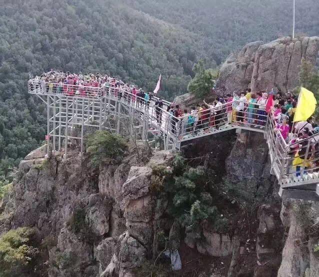 一680米玻璃栈道在黑龙江省投用 地面落差260米