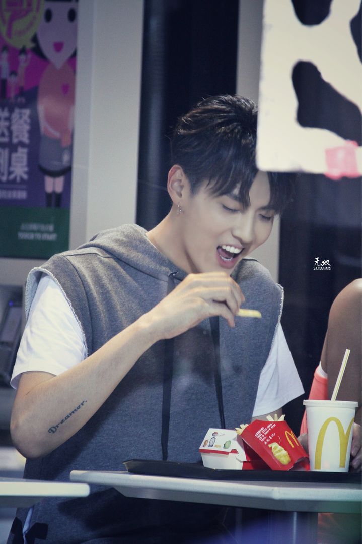 爱豆新闻讯 今天吴亦凡代言麦当劳广告在爱奇艺上线啦!