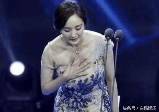 杨幂为什么时不时的捂胸?这些图片说明了一切