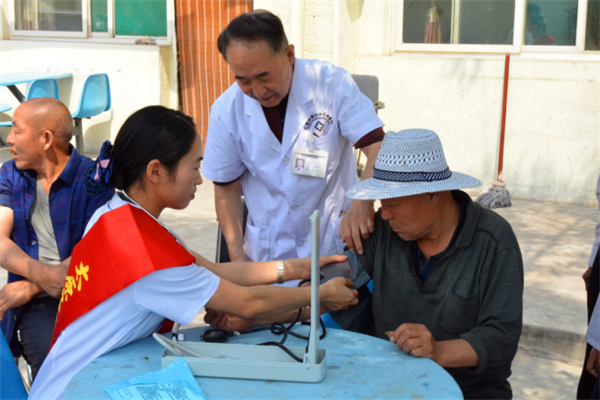 太原九龙泌尿外科医院爱心服务队走进化客头敬