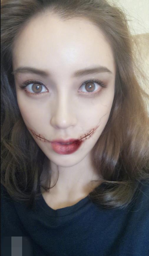 baby扮幽灵护士嘴角渗血 网友:做鬼也这么美 baby扮幽灵护士嘴角渗血 网友:做鬼也这么美