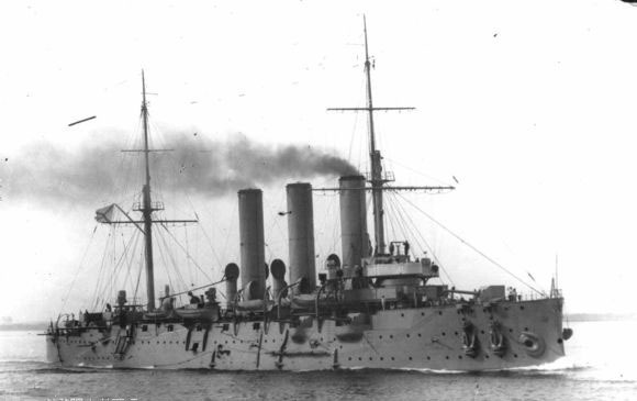 因为他们知道，“阿芙乐尔”号巡洋舰上配备有14门152毫米口径的远射程大炮，战斗力强大，是一座水上浮动堡垒，在当时的彼得格勒市内，尚没有任何力量能够与之抗衡。