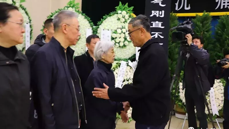 徐向前、李先念等开国元勋后人深情送别原国防大学教授朱玉