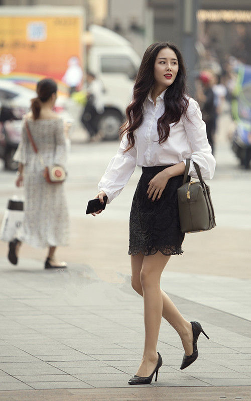成都街拍:欧美蛋糕裙高腰荷叶边搭配黑色一字