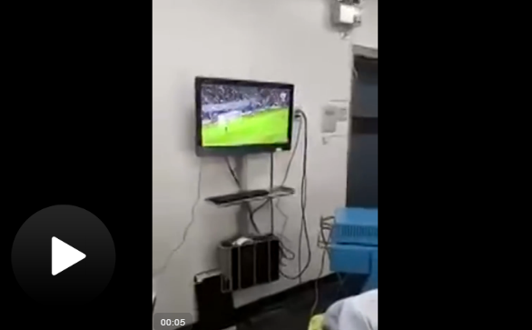 医生边做手术边看球 举手术刀欢呼后继续工作 医生边做手术边看球 举手术刀欢呼后继续工作