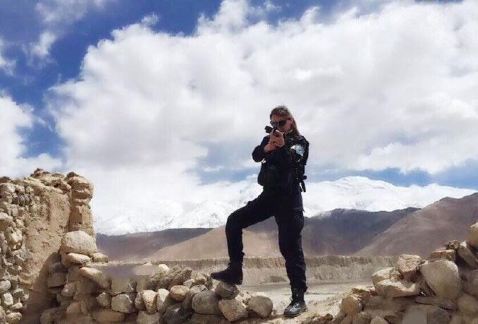 新疆美女特警。