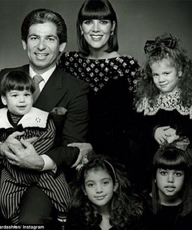 卡戴珊家族早期合照
先说老妈克里斯，她到目前为止一共结过两次婚，第一任老公是罗伯特-卡戴珊，两人于1978年结婚。说起卡戴珊家族，可能很多人想不到罗伯特，但事实上罗伯特才是卡戴珊姐妹血脉的来源。而且，罗伯特并不是一个普通人，他是当年震惊全美的”辛普森杀妻案”的辩护律师之一，为辛普森无罪立下了汗马功劳。