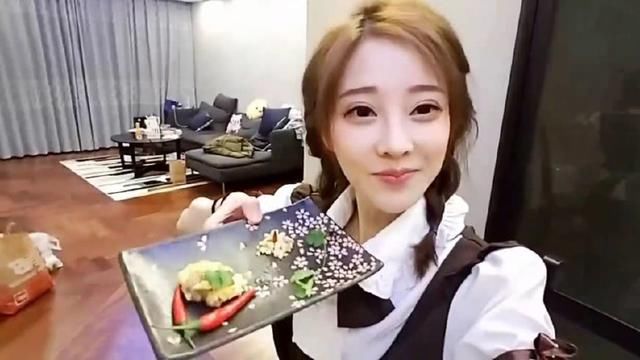 冯提莫身穿女仆装直播做饭!水友:一米五,我要娶