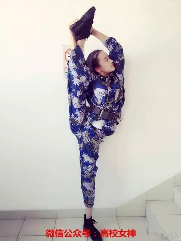 关晓彤女同学军训照曝光,有颜值穿什么都好看