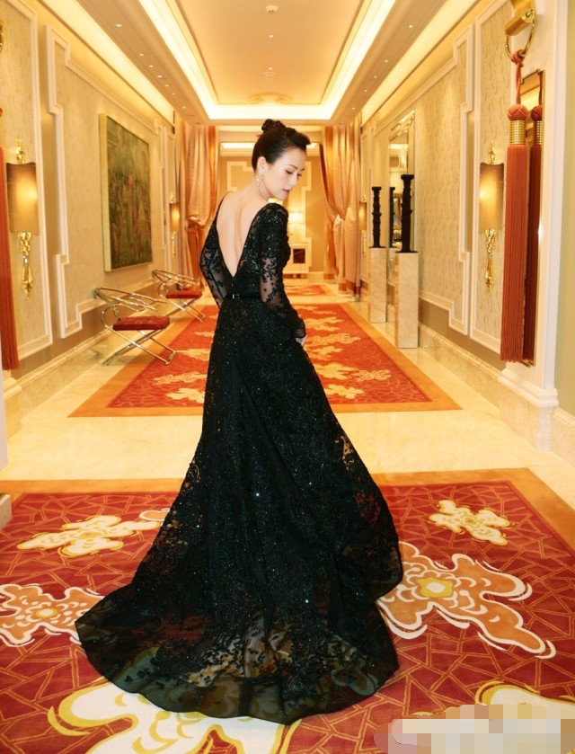 汪峰现任妻子章子怡最新近照,网友:结婚后国际