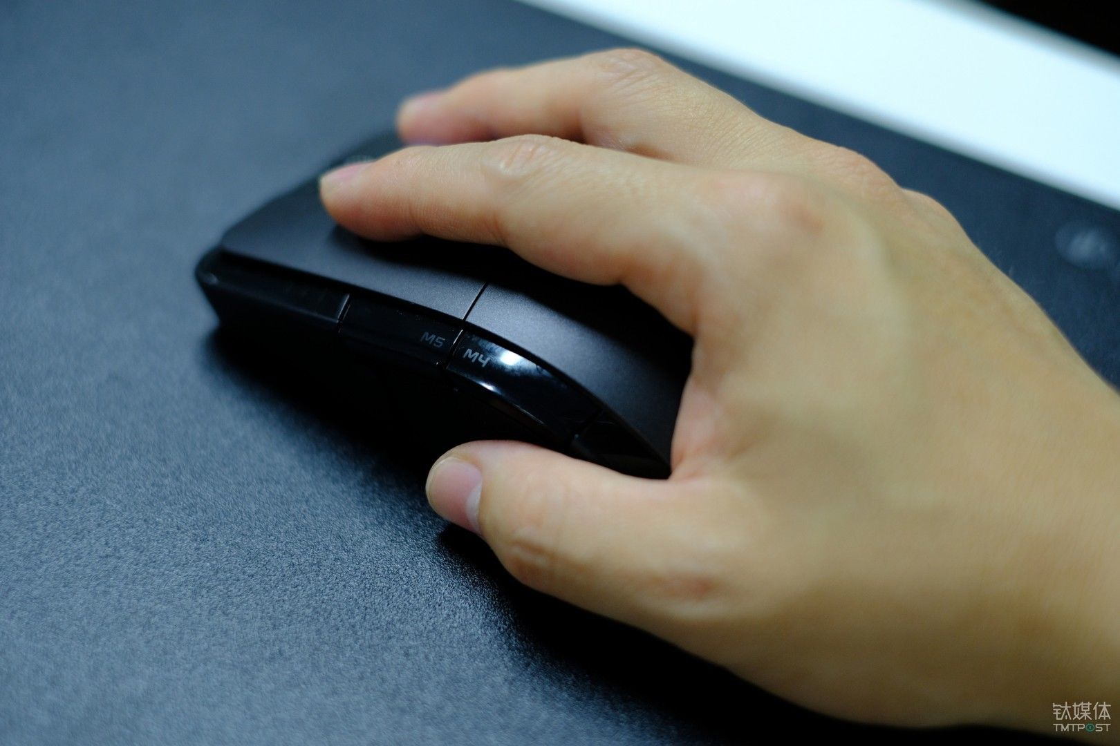 小米游戏鼠标米物智能鼠标垫:有灯光,有无线充