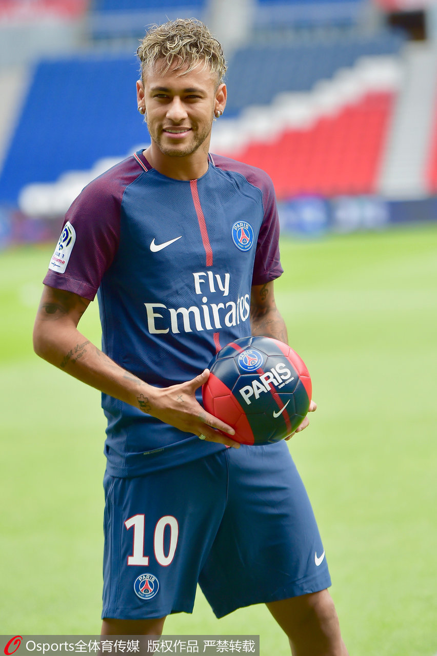 内马尔正式加盟巴黎圣日耳曼 发布会展示10号球衣