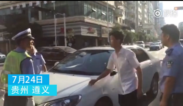 民警驾车被拦，推搡交警喊“到局里来”