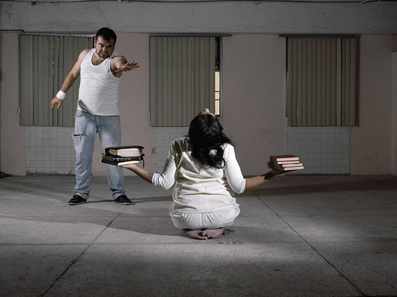 1997年，厄瓜多尔就已经将同性恋合法化。但报道称，那里仍有200家诸如此类的治疗诊所存在。它们打着治疗酗酒者和吸毒者的幌子，对同性恋者们肆意施加暴力，为所欲为。图为保拉作品。