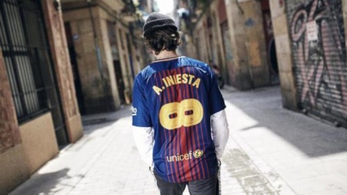 会赚钱!8号横着印! 巴萨发售伊涅斯塔告别版纪念球衣