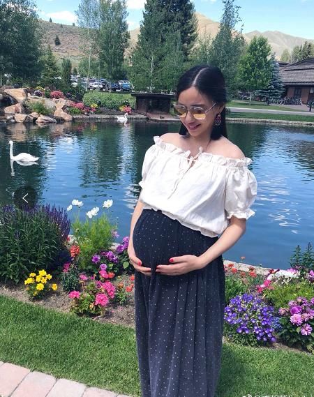 王力宏三胎儿子即将出生,李靓蕾挺巨大孕肚陪