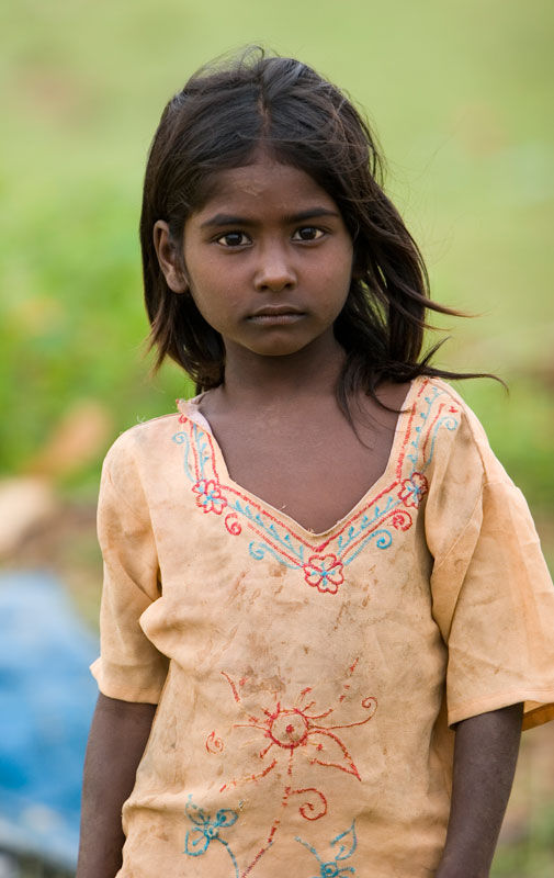 因为渴望生儿子,每年有数百名1至5岁的印度小女孩,被迫接受变性手术被