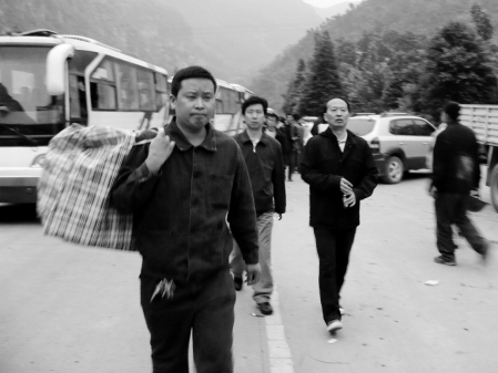 【汶川十年】救援落下了病根,是埋在骨子里的“勋章” 【汶川十年】救援落下了病根,是埋在骨子里的“勋章”