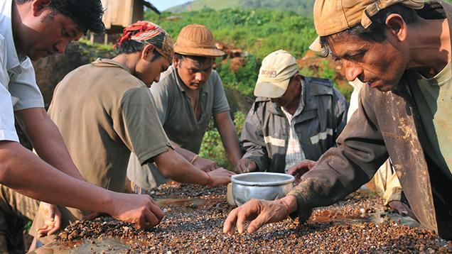 世界最土豪小镇:宝石多到门口挖挖就能变富豪，挖到含嘴里防被盗