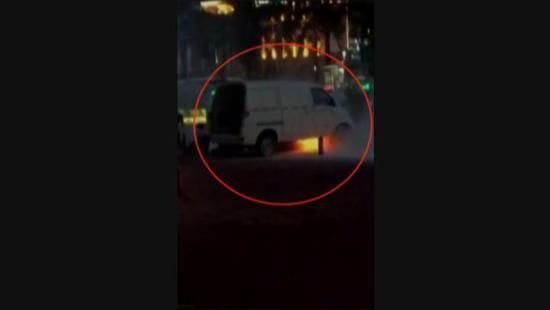 深圳一电动汽车充电突起火 充电桩厂家阻止拍