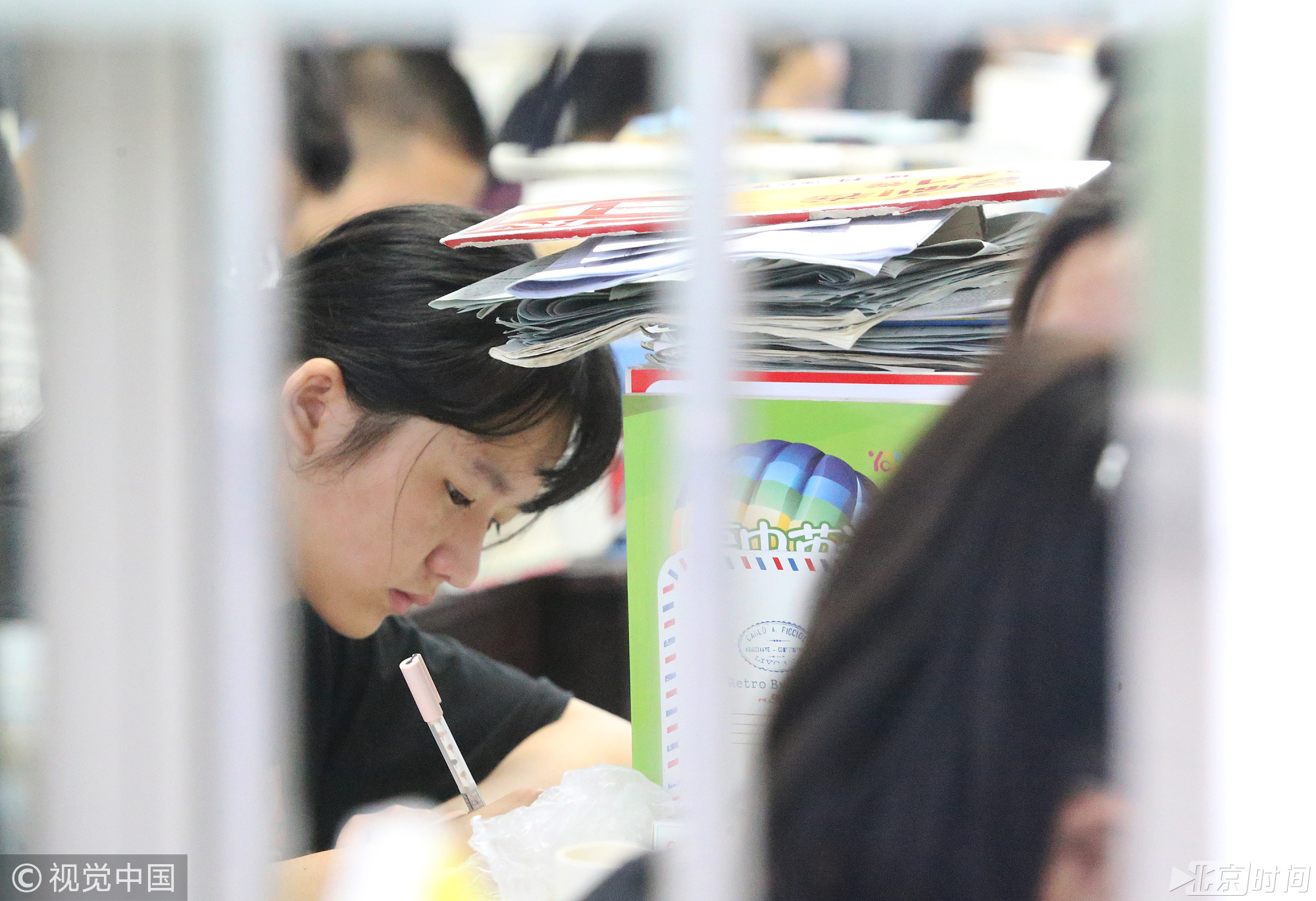 对于中学生来说，每周日的返校集体晚自习都是下一周学习生活的打开方式，而对于湖南省衡阳县第一中学的高三毕业生来说，当日的周日集体晚自习是他们在中学阶段在校度过的最后一个周日，也是最后一个集体晚自习。图/视觉中国