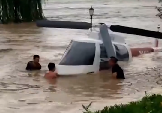 “洪水来了，捞车、捞猪我都见过，但捞飞机，我是真没见过！”高先生说。据记者了解，这架直升机是科玛小镇景区，摆放在室外的一个直升机模型，不能真飞，主要是供来往游客拍照合影使用。高先生告诉记者，经过一番努力，景区工作人员将直升机给拽上了岸，放在地势比较高的区域，以免再次被积水淹没。